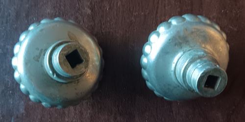 Perillas, placas y bisagras de puerta Yale and Towne-1897-SOLIDO "PLATEADO"-diseño de llave griega - Imagen 11 de 11