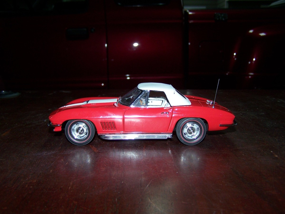 Danbury Mint 1967 Chevrolet Corvette Convertible 1:24 Scale Model
