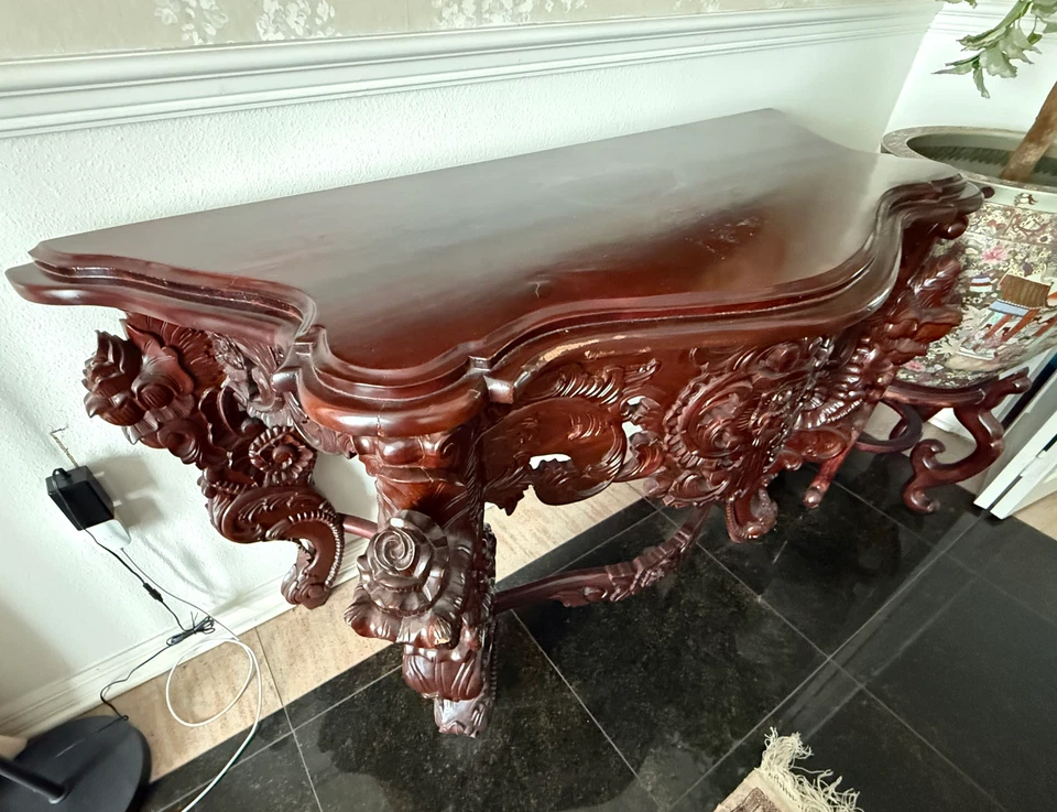 Mesa consola caoba altamente tallada - diseño floral y de desplazamiento ornamentado Foto 3 de 3