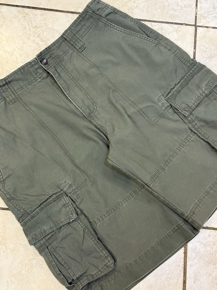 Pantalones Cortos Hombre Mossimo Oliva Carga con Bolsillos Laterales Talla 34x10 Foto 2 de 4