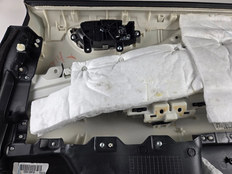 INFINITI QX60 2016-2020 puerta trasera izquierda moldura panel OEM 829A19NT0A Foto 2 de 4