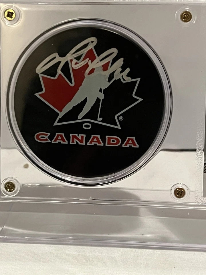 Disco autografiado del equipo olímpico Mario Lemieux Canadá con certificado de autenticidad JSA y exhibición Foto 2 de 4