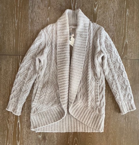 $198 NUEVO CON ETIQUETAS BAREFOOT DREAMS CozyChic Mantón con Cable Cárdigan Taupe DELICIOSO HALLAZGO RARO XS - Imagen 2 de 15
