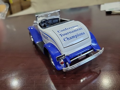 NIB SpecCast Die Cast University Kentucky WILDCATS Basketball 1932 Ford ROADSTER - Picture 5 of 10