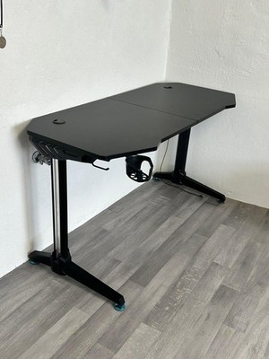 Gaming Tisch / E-Sports Schreibtisch Mit Zubehör 