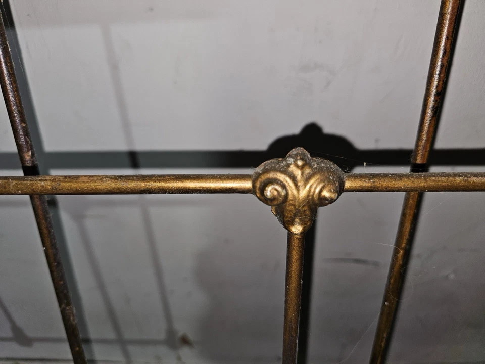 Base de marco de cama antigua de hierro fundido y latón Foto 2 de 4