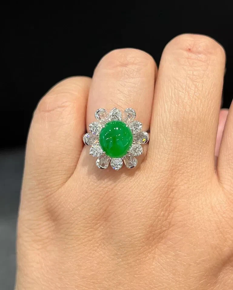 Alianza de diamantes de jadeíta verde natural de corte redondo de 4,36 quilates de oro blanco de 14 quilates 6 7 Foto 2 de 4