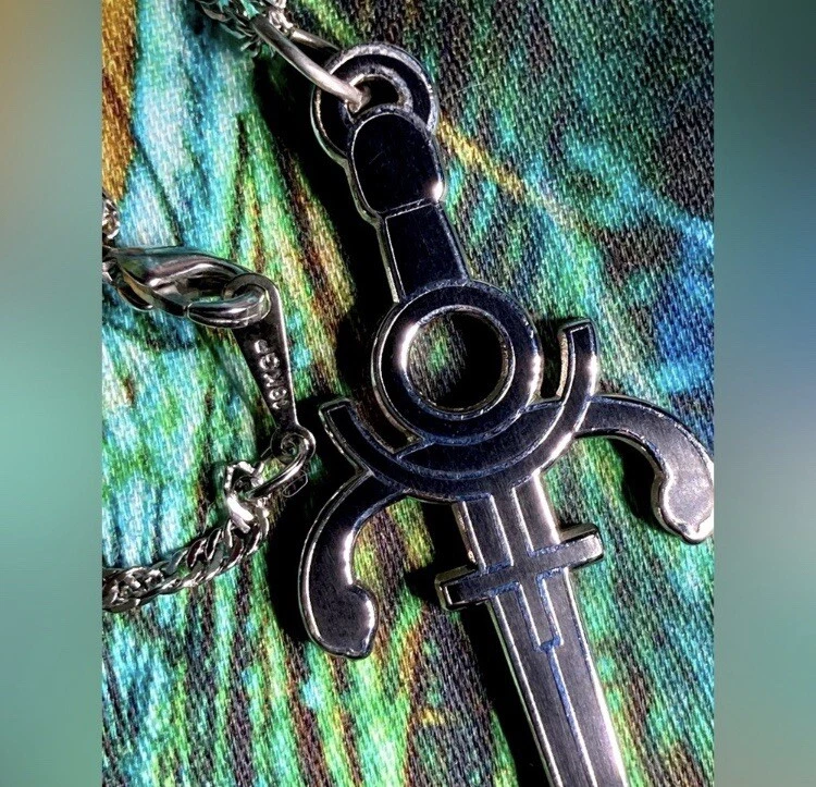 Collar colgante espada plata artesanal en cadena chapada en oro de 18 quilates de 14" de largo Foto 2 de 4