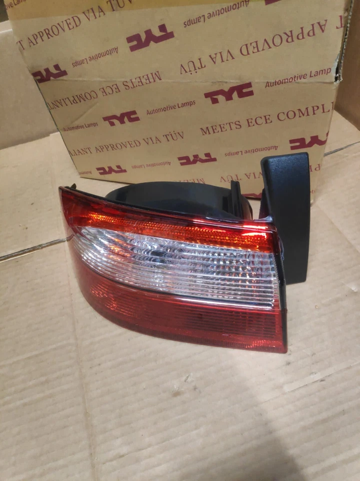 TOTALMENTE NUEVO Renault Laguna mk2 2001-2005 LADO DEL PASAJERO Luz trasera Foto 3 de 4