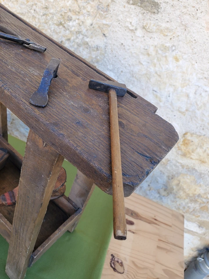 ANCIEN PETIT ÉTABLI ENFANT AVEC SES OUTILS FER FORGÉ ET BOIS - TRÈS BEL OBJET - Photo 4/4