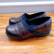 Easy Street Black/Bronze Slip-on Clogs Floral Tooled Women's Size 8W Nurse Shoes