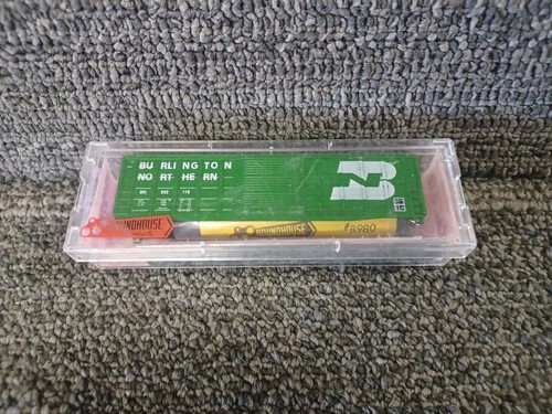Coche de caja moderno Burlington Northern escala N #8176 50' PS de Roundhouse con estuche | Zustand: New