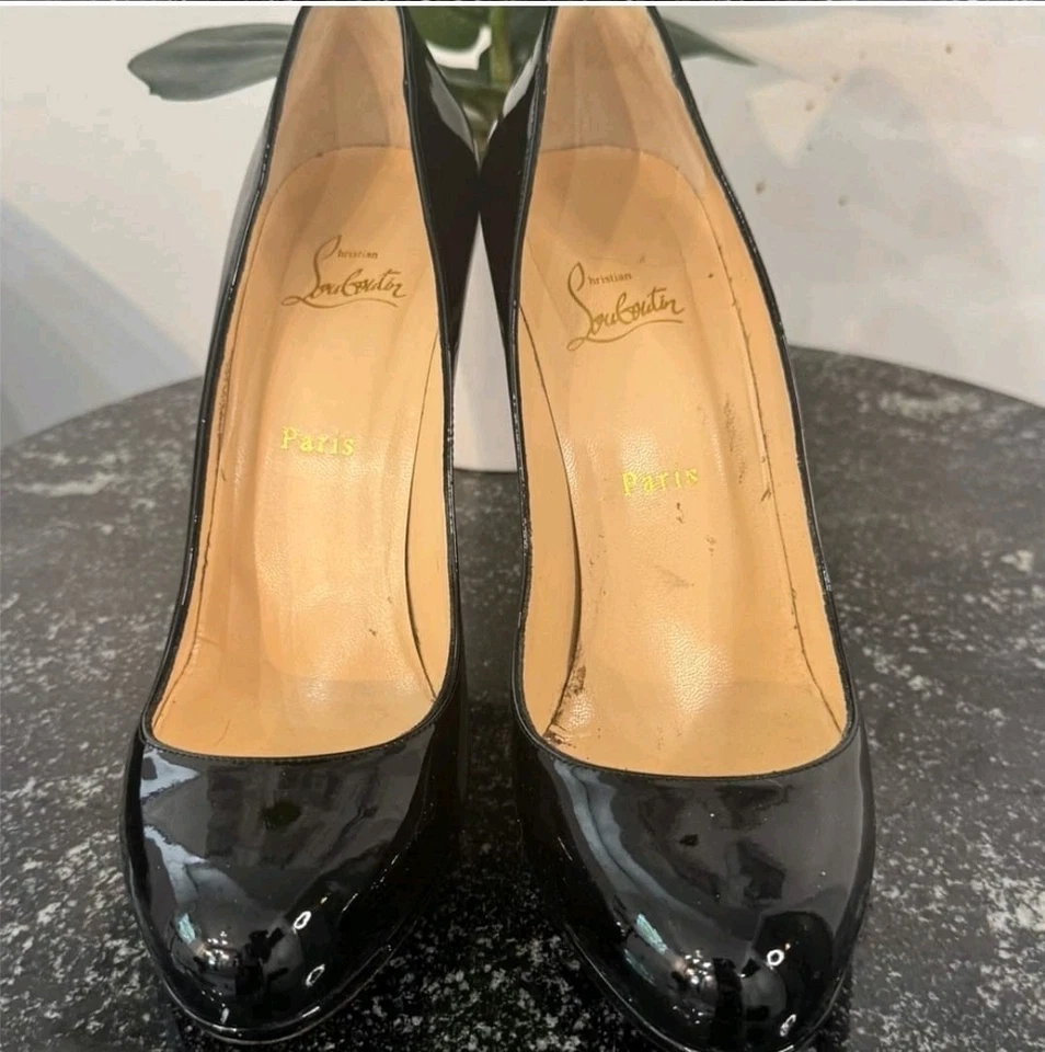 Zapatos de salón Christian Louboutin de charol para mujer Foto 2 de 4