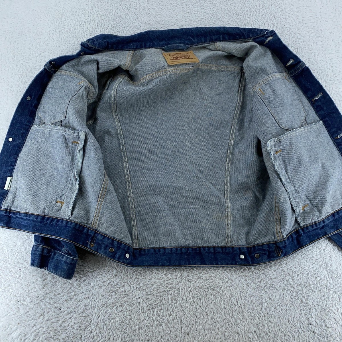 90’s Vintage Levi’s 70506-0216 Size:42 90s Vintage Levi's 70506-0216 Denim Jacket in Blue, Size 42