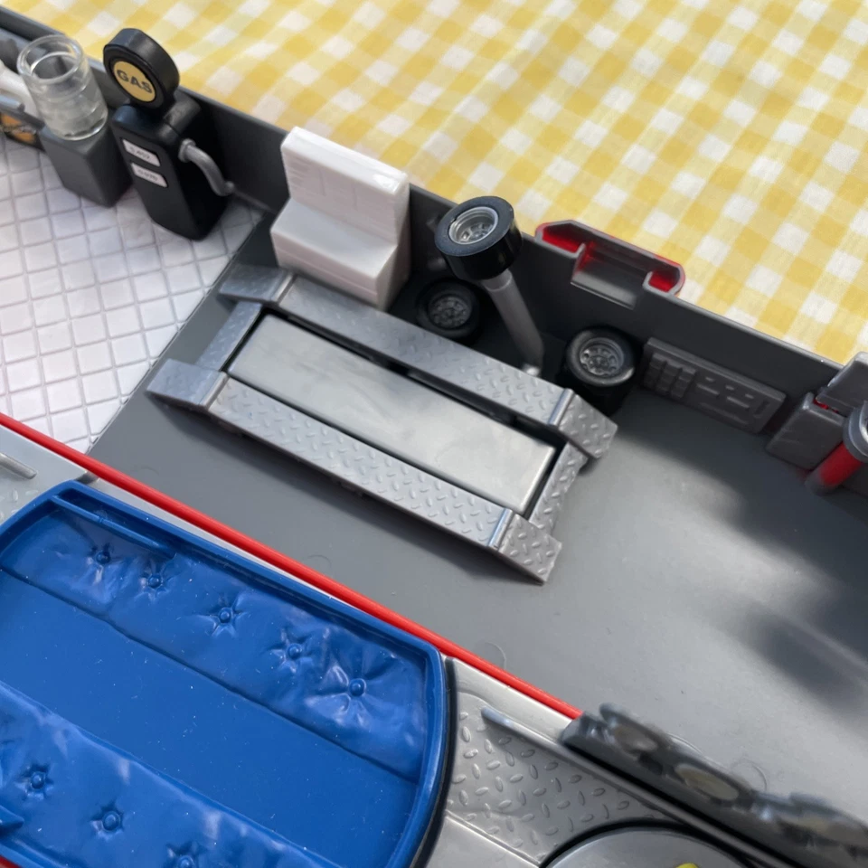 Remolque de iluminación Mack Superliner Rusteze de Disney Cars McQueen reparación de gimnasio lavado de autos Foto 3 de 4