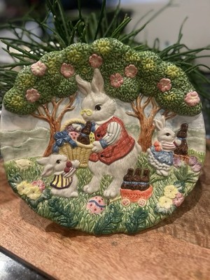 VINTAGE FITZ AND FLOYD 1996 3D HAND PAINTED EASTER BUNNY GARDEN SCENE PLATE 