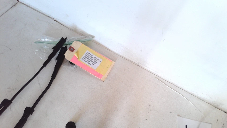 2006 Buick Lucerne Windshield Wiper Arm Passenger, Windshield Wiper Arm Driver - Image 2 of 4