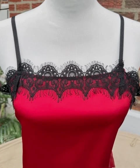 Top cami vintage Y2K para mujer pequeño rojo satinado negro correa de encaje caprichoso vampiro Foto 2 de 4