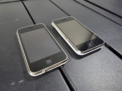 Lot of 2 Vintage Apple iPhone 3GS - 16GB - White (GSM) - Great