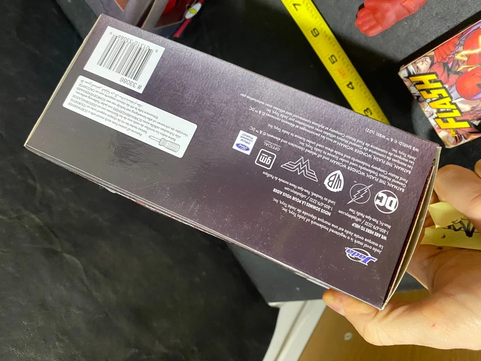 FLASH DC Jada Diecast 1973 Camaro Corvette Stingray w/ figures and toys - Image 4 of 4