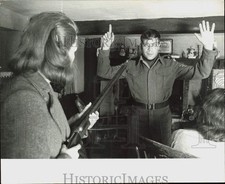 1972 Press Photo Glenda Jackson holding gun on Oliver Reed in "The Triple Echo"