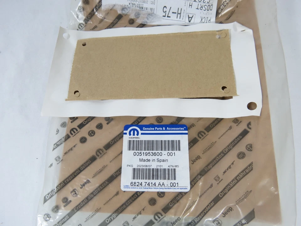 Оригинальная хромированная табличка с эмблемой заднего подъемного борта Jeep Renegade 2015-2023 годов выпуска - Изображение 4 из 4