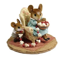 Wee Forest Folk M-333 A Sneaky Treat (RETIRED)