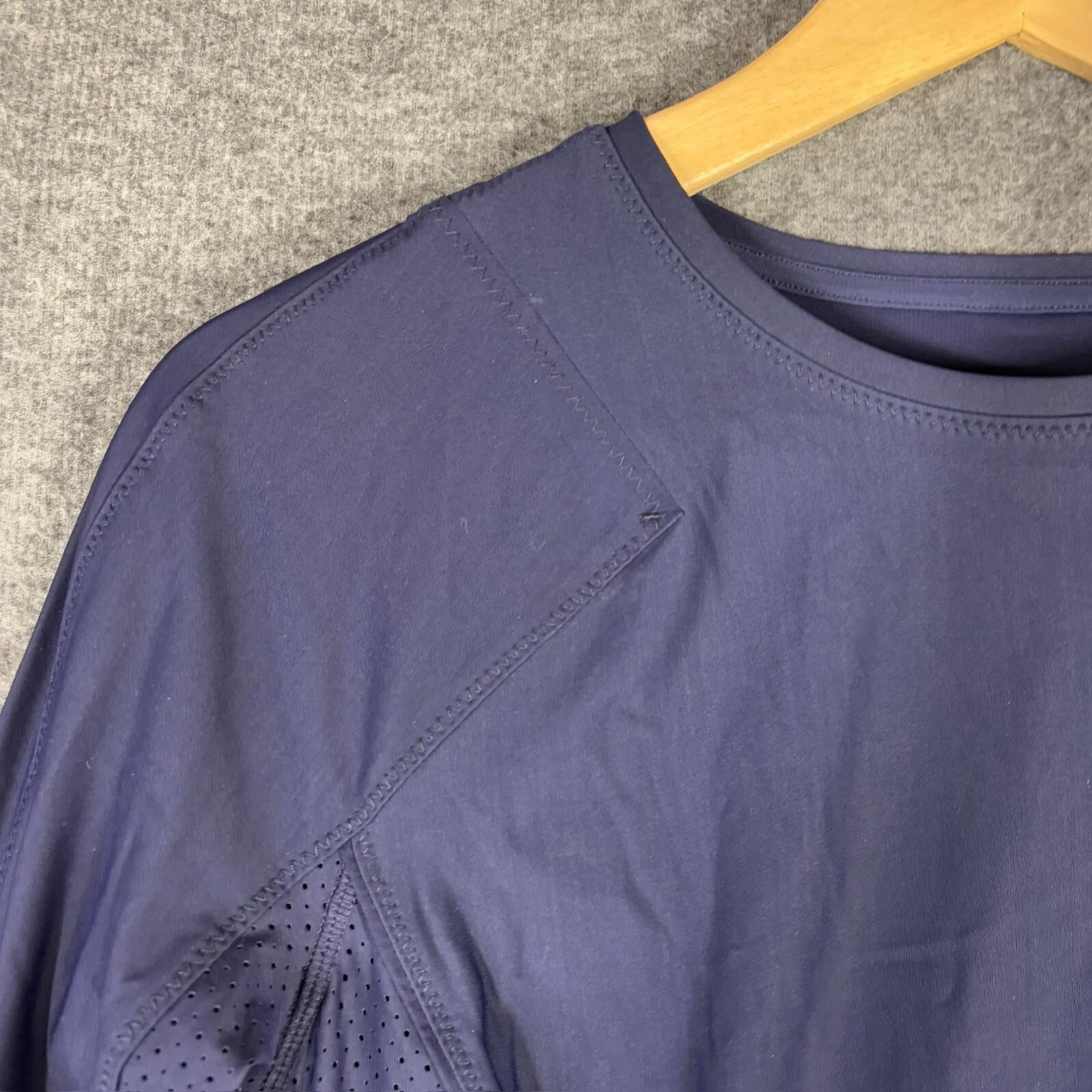 athleta running thumbholes side vent shirt