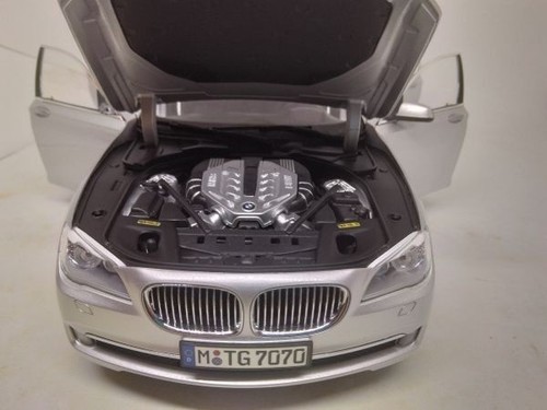 Miniature Car Kyosho 1/18 Bmw 750Li F02 Moon Stone Silver Gray - Picture 6 of 9