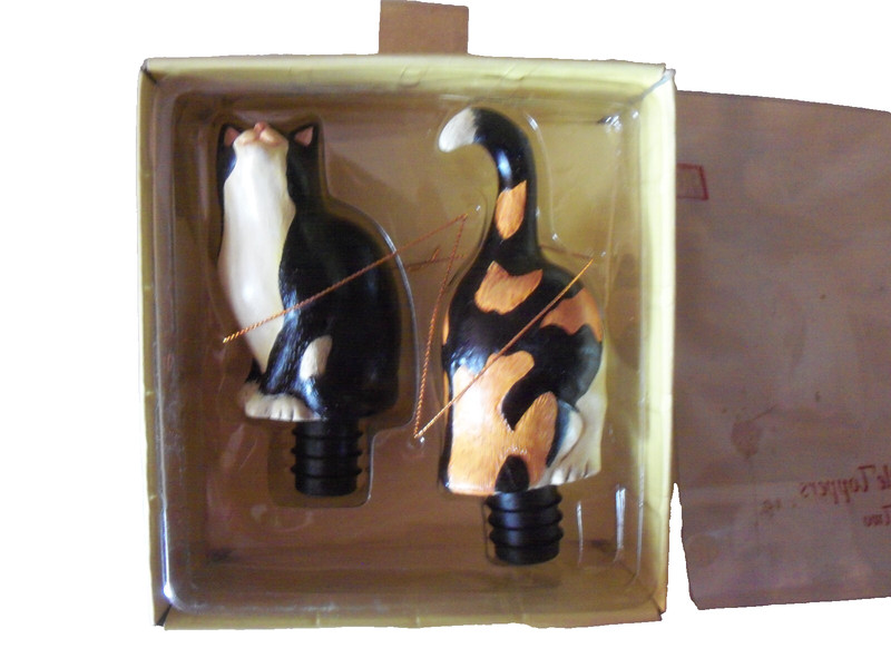 2002 FIJI PAIR OF BLACK & WHITE TABBY CAT WINE BOTTLE TOPPERS NEW IN BOX