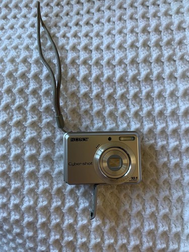 Sony Cyber-shot DSC-S730 7.2MP Digital Camera - Silver - Picture 1 of 7