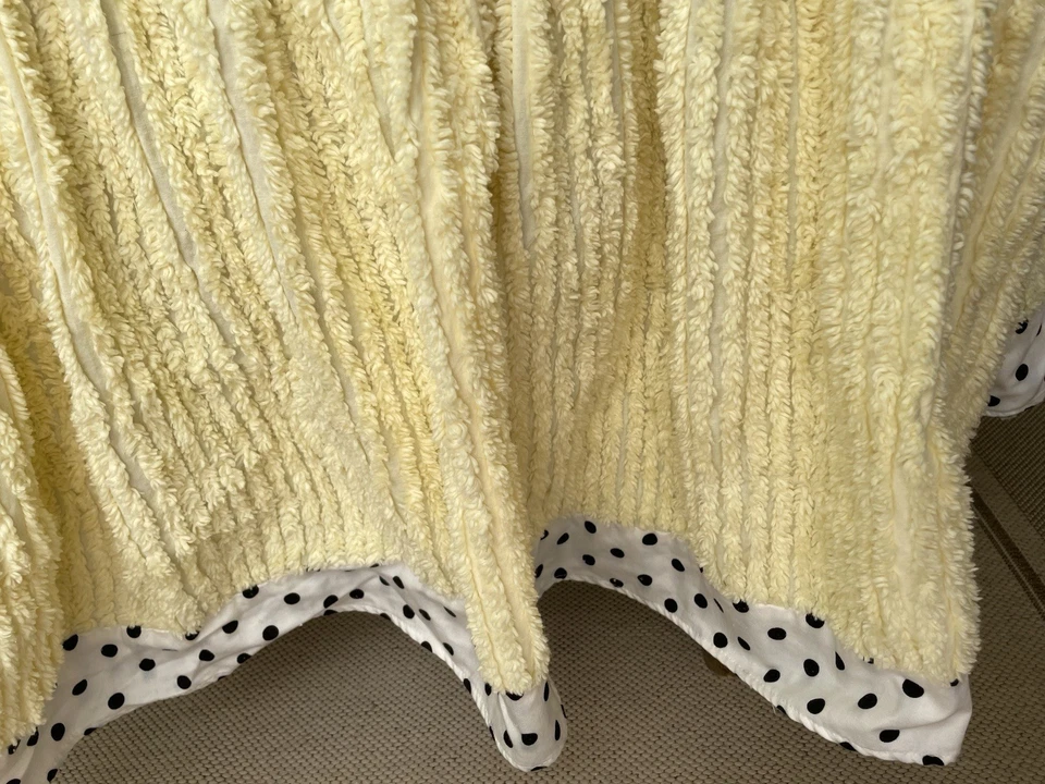 Falda de chenilla para cuna con volantes a lunares blancos y negros y manta de retazos a juego Foto 2 de 4