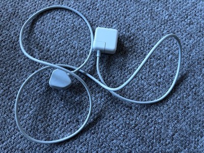 Original Apple 29W USB-C Macbook Pro & Air Power Adapter Ladegerät mit Kabel 180cm