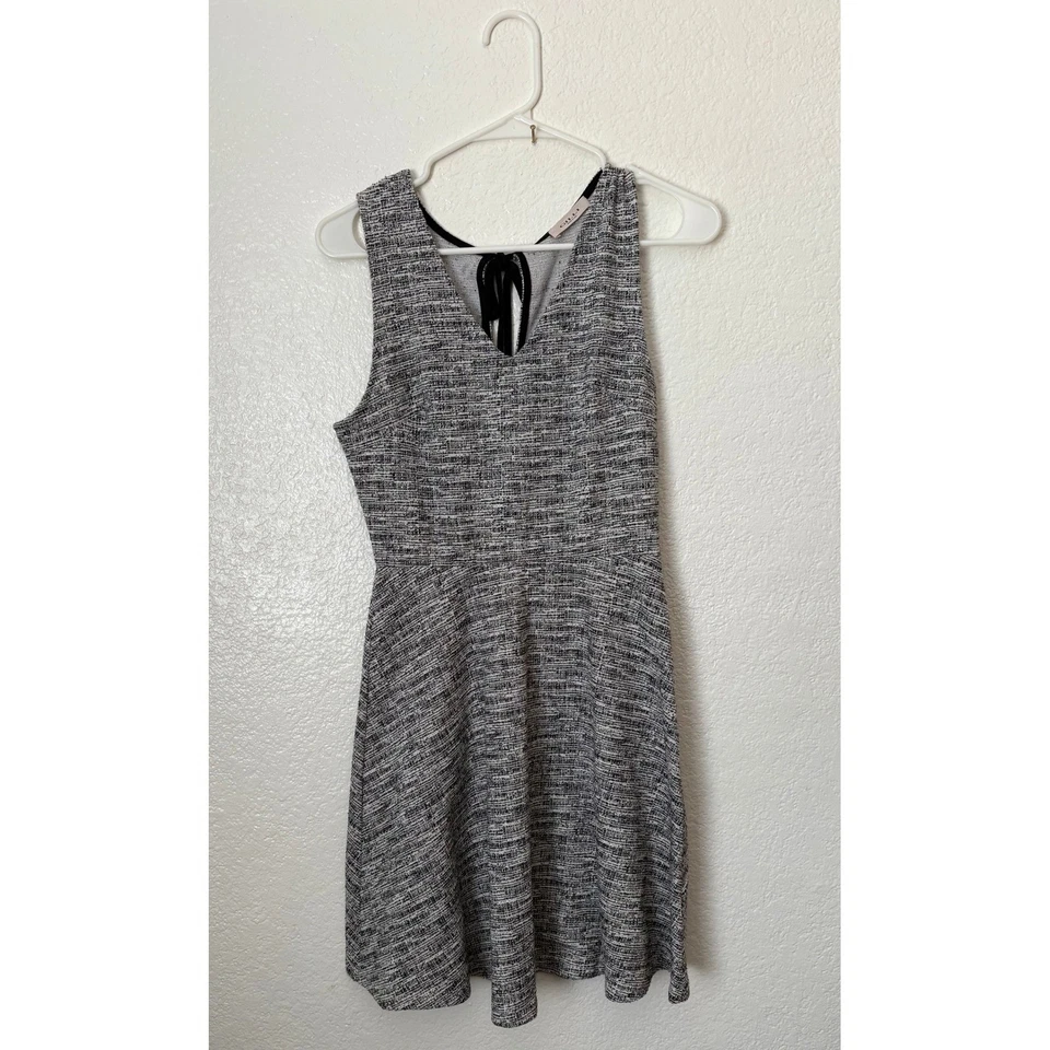 Vestido Gilli Sin Mangas Tweed Ajuste y Acampanado Cuello en V Preppy Verano Carrera Cóctel Foto 3 de 4