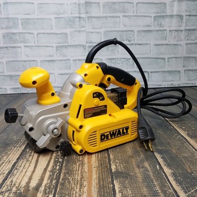 DEWALT DW433 120 Volt 8 Amp Variable Speed Belt Sander Dust