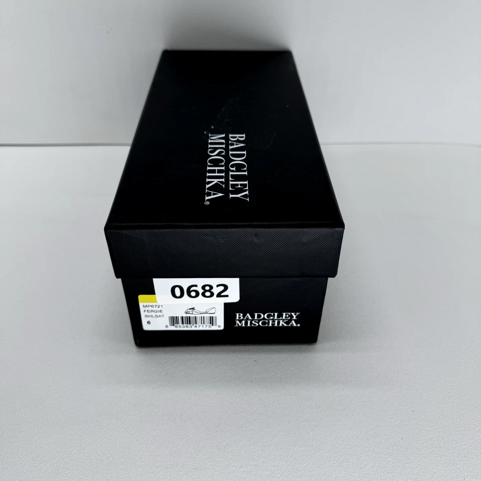 Badgley Mischka Mujer Fergie Ballet Plano, Seashell Satinado, Talla 6, Nuevo Foto 3 de 4