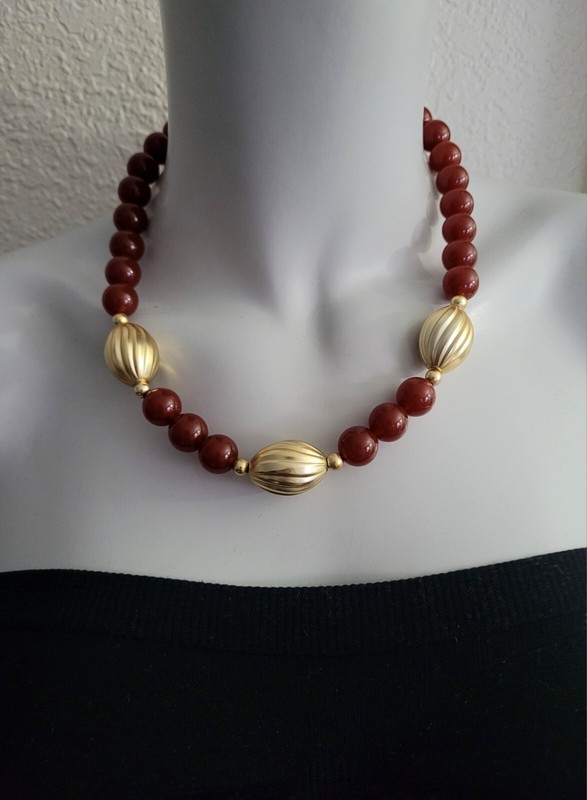 VINTAGE BEADED STATEMENT NECKLACE CHUNKY BROWN LUCITE BEADS & GOLD SWIRL ACCENTS