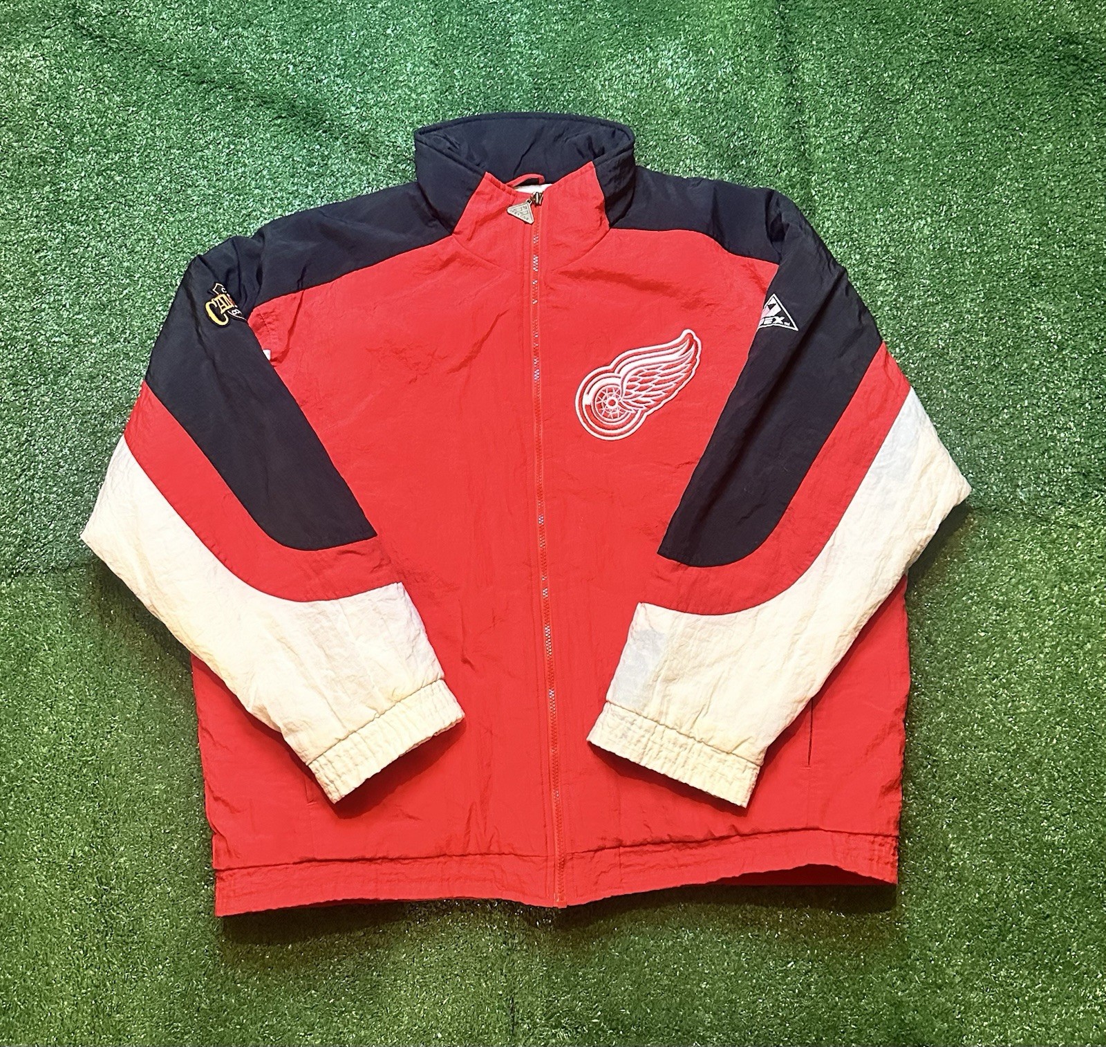 Vintage 90s Apex One NHL Detroit Red Wings Puffer Jacket