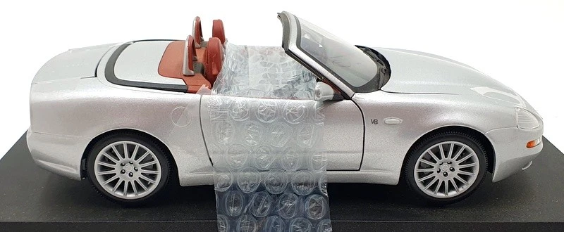 Maisto 1/18 Scale Diecast 31667 - Maserati Spyder - Silver - Image 4 of 4