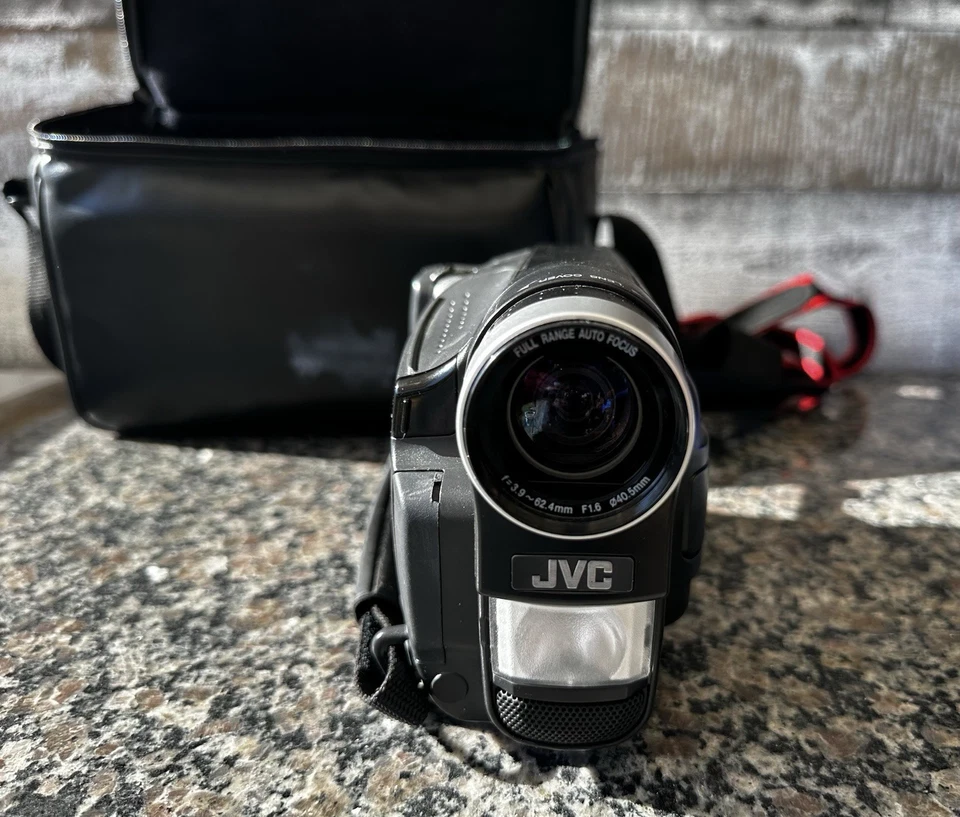 JVC GR-AXM225U Compact VHS Camcorder with Carry Case- WORKS-  Read Description - Image 2 of 4