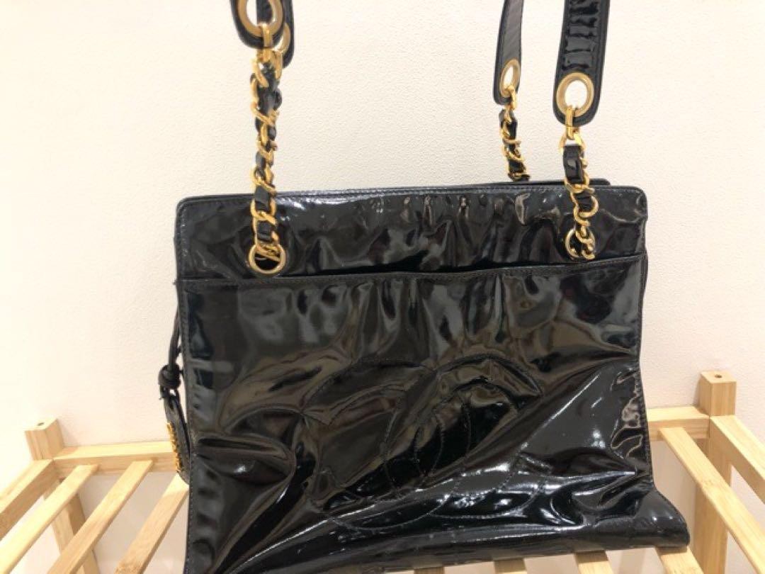 CHANEL black leather shoulder bag with gold chain and enamel details #PG2SF0