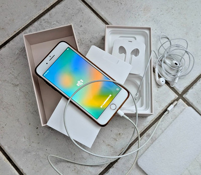 Apple iPhone 8 Plus  64GB - Gold Top Zustand mit Zubehörpaket  (Ohne Simlock)