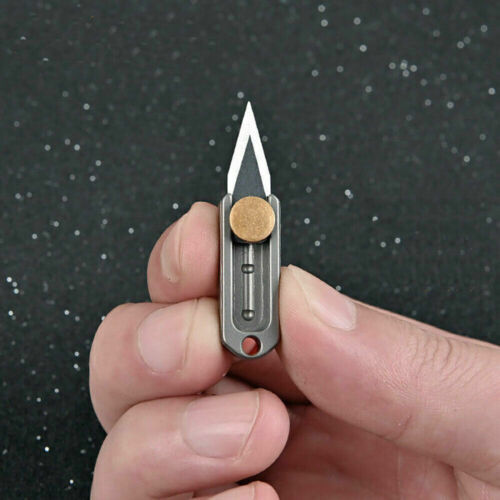 Ciondolo Portachiavi Lega di Titanio Ottone Mini Coltello Lama EDC STRUMENTO Sopravvivenza Fuga - Foto 13 di 14