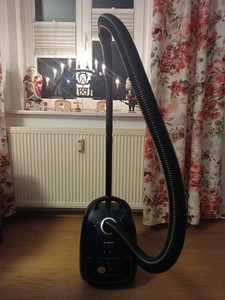 Bodenstaubsauger BOSCH Serie 4 mit Beutel inkl. Ersatzbeutel I schwarz I 600 W