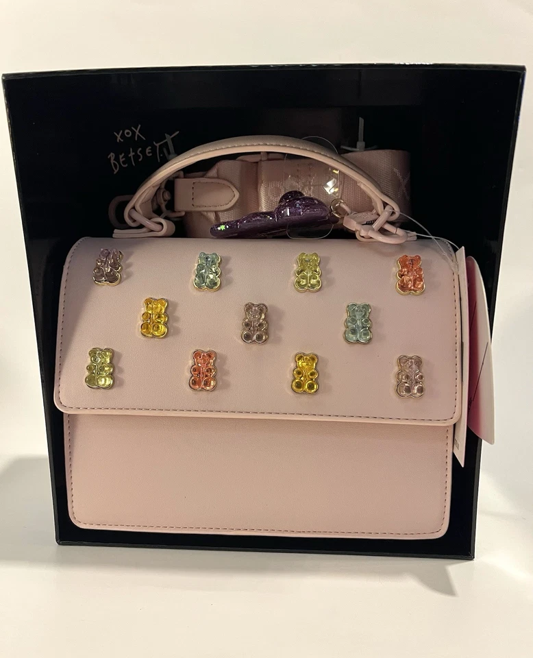 NUEVO CON ETIQUETAS Bolso Bandolera Betsey Johnson XOMYLO Cartera con Dije de Oso de Goma BLUSH Foto 3 de 4