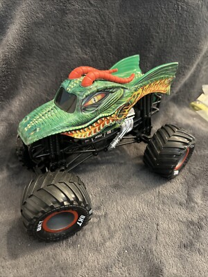 Monster Jam Official Dragon Monster Truck Diecast Vehicle 1:24 Scale Model Toy