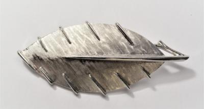 Vintage Signiert TRIFARI Krone Silvertone Strukturierte LEAF-Form Pin-Brosche