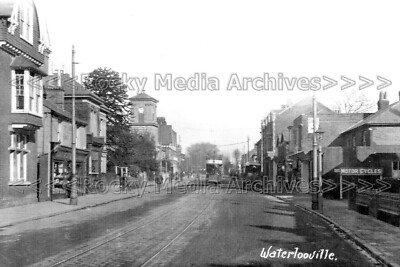 Kbb-65 Straßenszene mit Straßenbahn, Waterlooville, Hampshire. Foto