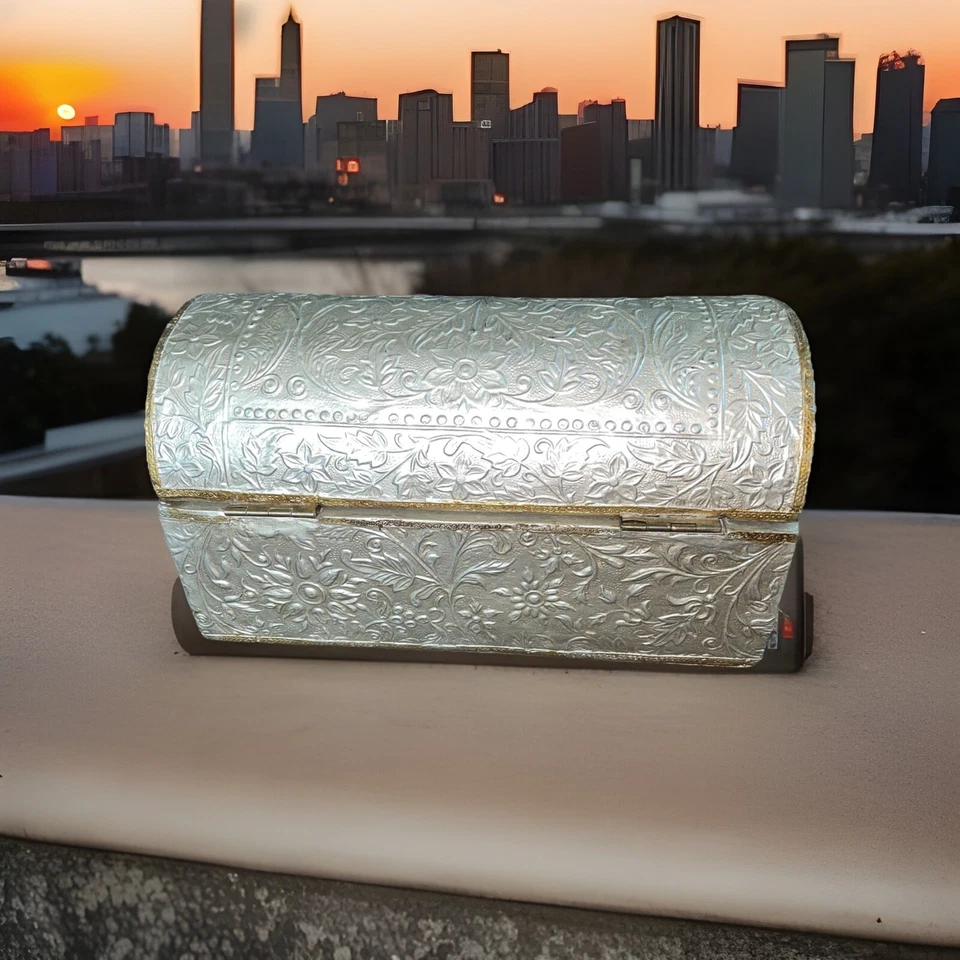 Joyero, diseño floral tallado a mano, herrajes de latón Foto 4 de 4