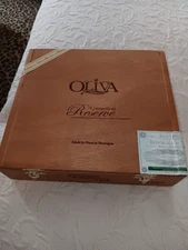 OLIVIA CONNECTICUT RESERVE CHURCHILL CIGAR EMPTY WOODEN CIGAR BOX NICARAGUAN NEW